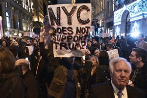 Protest anti-Trump de proporţii la New York: Mii de oameni, inclusiv celebrităţi, au participat la manifestare
