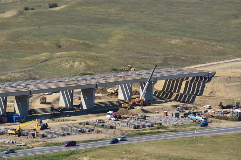 Cu cât se prelungeşte termenul de finalizare a autostrăzii Turda-Sebeş şi câţi bani plăteşte în plus statul român. Răspuns oficial CNAIR