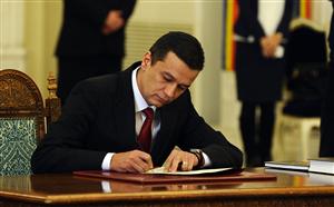 Cine sunt persoanele care au semnat ordonanţa de marţi noaptea alături de premierul Grindeanu