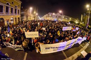 Protestele continuă la Cluj. Posibil marş spre gară, de unde mulţi vor lua calea Bucureştiului