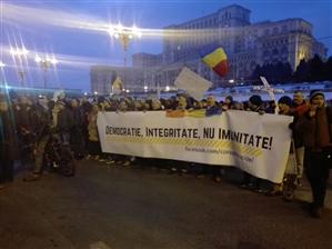Peste 100.000 de oameni la București. Protestele au început încă de dimineaţă