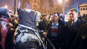 Iohannis a încercat să discute cu protestatarii din faţa Palatului Cotroceni