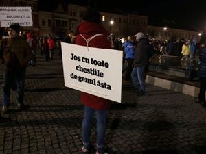 Protestul de la Cluj, ziua a 13-a. 10.000 de oameni au scandat împotriva guvernului. Unui protestatar i s-a făcut rău FOTO/VIDEO