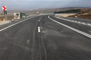 Compania de drumuri acoperă provizoriu gropile pe mai multe şosele naţionale şi autostrăzi. Unde se fac reparaţii în judeţul Cluj