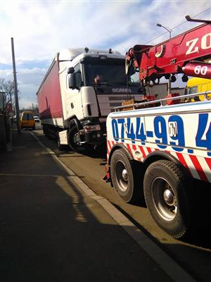 Un TIR a intrat într-o staţie de tramvai din Cluj FOTO/VIDEO