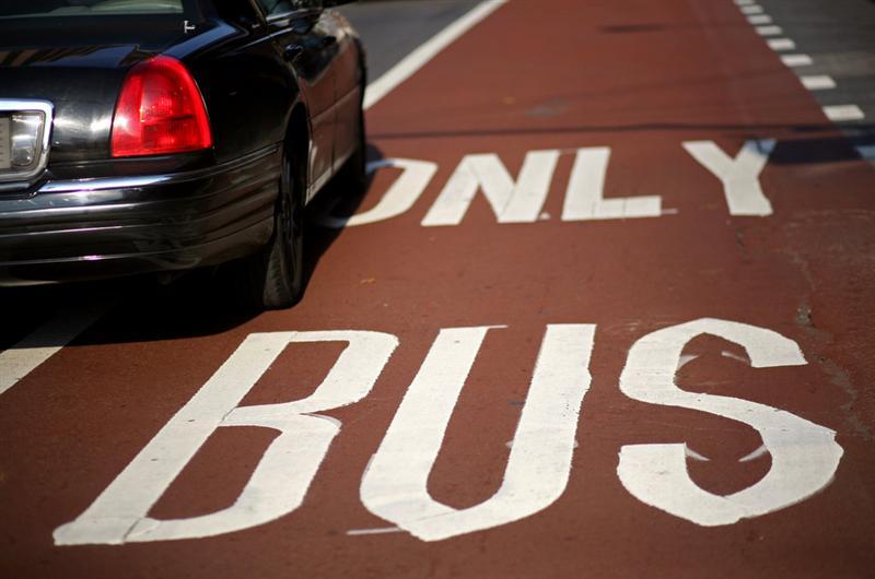 Sensuri unice, interdicţii, parcări desfiinţate. Ce înseamnă introducerea benzii pentru autobuze