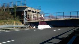 Trei români, răniţi în urma prăbuşirii unui pod pe o autostradă din Italia