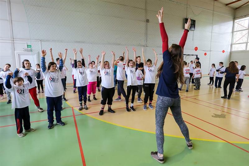 Copii cu Sindrom Down au împărțit flori și baloane clujenilor