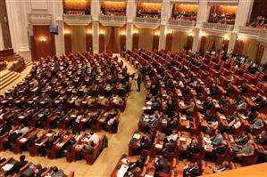 UDMR încearcă să elimine incompatibilitatea parlamentarilor, membrilor Guvernului şi aleşilor locali prin statutul de PFA