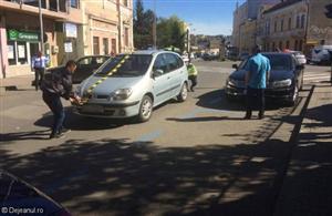 Mamă cu un copil în braţe, călcată pe zebră de un şofer începător de 70 de ani - VIDEO