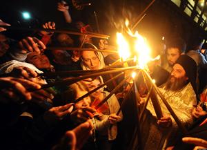 Sfânta Lumină de la Ierusalim va fi adusă sâmbătă seară în România