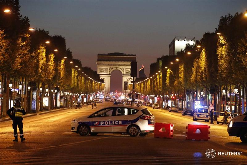 Poliţişti împuşcaţi pe Champs Elysees