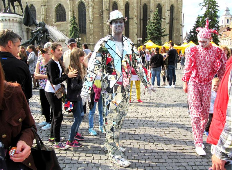 Teatru stradal la Cluj cu omul oglindă,  bufonii regali şi copacii vii