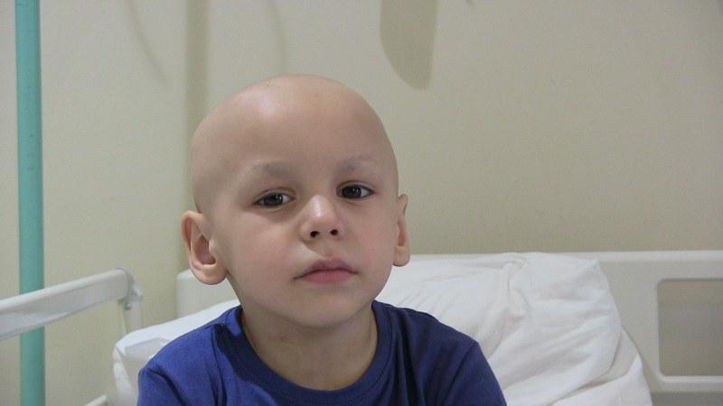 O faptă bună pentru Alexandru, un băieţel care suferă de o formă rară de cancer osos