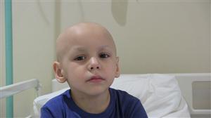O faptă bună pentru Alexandru, un băieţel care suferă de o formă rară de cancer osos