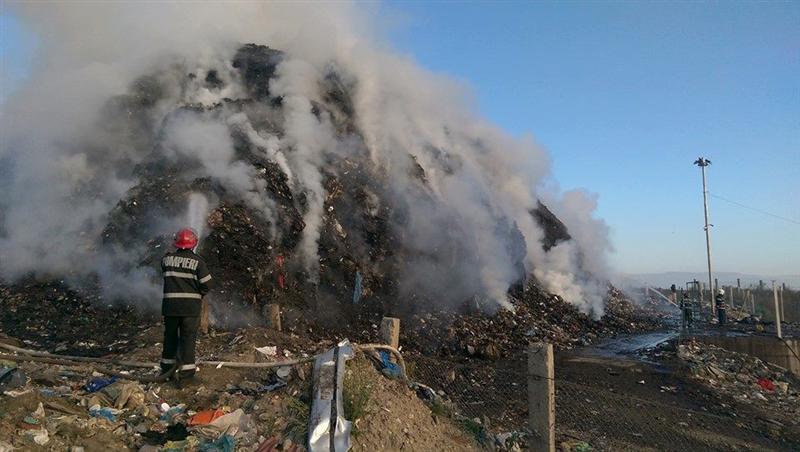 De peste 18 ore pompierii încearcă să stingă incendiul de la groapa de gunoi a Clujului