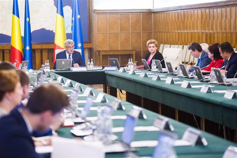 Angajările în administraţia publică centrală, suspendate de către Guvern până pe 31 decembrie 2017