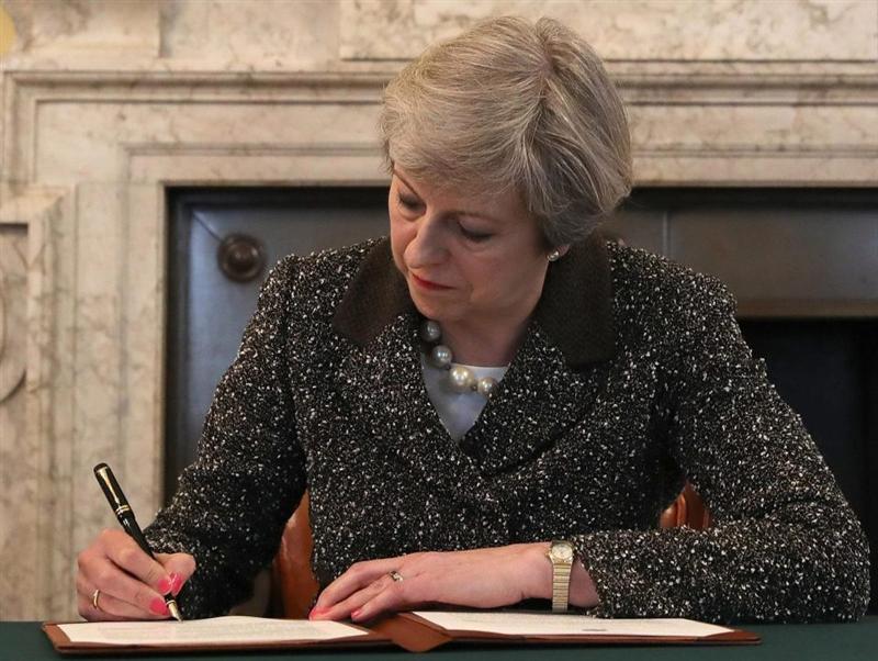 Theresa May i-a scris premierului României