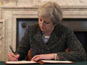 Theresa May i-a scris premierului României