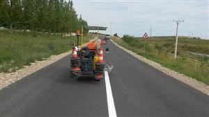 Lucrări de marcaje rutiere pe mai multe drumuri judeţene din Cluj