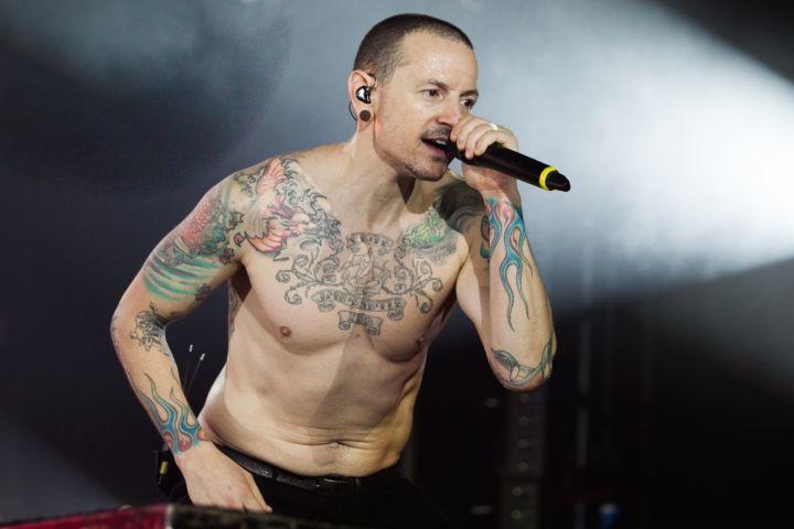 Solistul de la Linkin Park şi-a luat viaţa chiar de ziua prietenului său Chris Cornell, la a cărui înmormântare a cântat