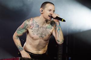 Solistul de la Linkin Park şi-a luat viaţa chiar de ziua prietenului său Chris Cornell, la a cărui înmormântare a cântat