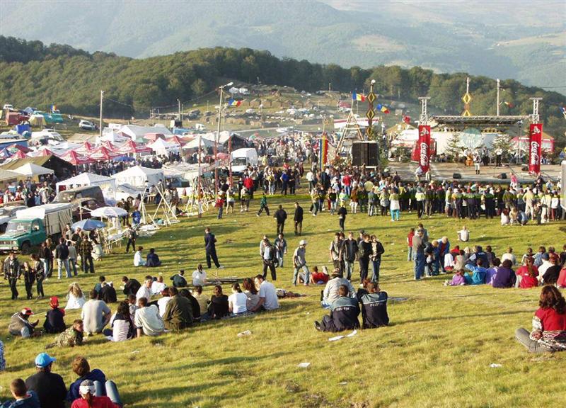 Clujenii fac spectacol la Târgul de Fete de pe Muntele Găina
