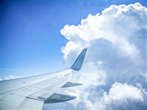 Povestea bărbatului care face naveta cu avionul în fiecare dimineaţă
