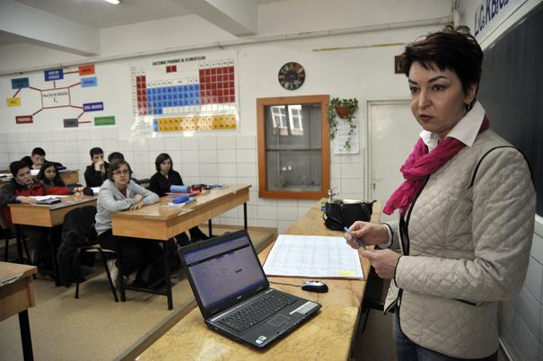 Părinţii cer folosirea camerelor VIDEO pe tot parcursul anului şcolar, nu doar la examene. Sindicatele se opun