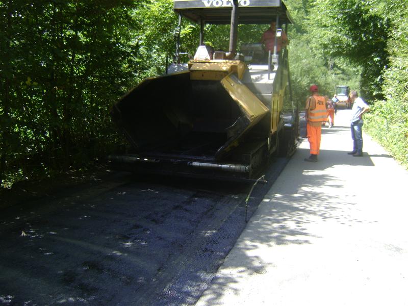Lucrări de întreţinere pe un drum judeţean din zona montană a Clujului