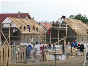 Se scumpesc locuinţele, dar băncile restricţionează creditele