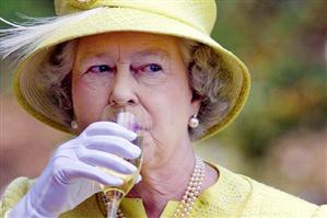 Cât bea Regina Elisabeta a II-a | Din „meniul” zilnic nu lipsesc ginul, vinul, Martini şi şampania