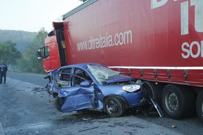 Sfârșit tragic pentru doi cetățeni străini. Au intrat cu mașina într-un tir