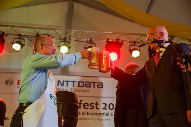 Boc a dat cep unui butoi cu bere şi a ciocnit o halbă cu ambasadorul Germaniei, la Festivalul de Toamnă