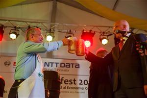 Boc a dat cep unui butoi cu bere şi a ciocnit o halbă cu ambasadorul Germaniei, la Festivalul de Toamnă