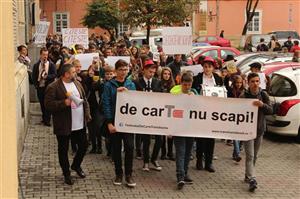 Marşul Lecturii restricţionează traficul în centrul Clujului