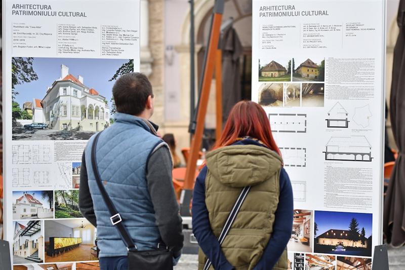 Vântul mută expoziţia arhitecţilor din Piaţa Unirii FOTO