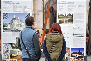 Vântul mută expoziţia arhitecţilor din Piaţa Unirii FOTO