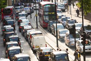 Londra: Taxă pentru maşinile poluante. Cât scot din buzunar şoferii zilnic