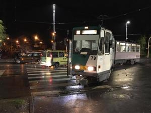 A intrat cu maşina într-un tramvai din Cluj şi l-a scos de pe şine FOTO
