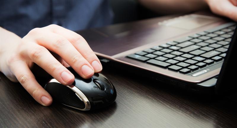 Prădător pe internet. Arestat la Cluj pentru racolare de minori în scopuri sexuale şi pornografie infantilă