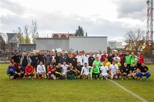 Amical în Gruia. Staff-ul CFR-ului - Echipa fanilor. La final s-a sărbătorit cu mici și bere