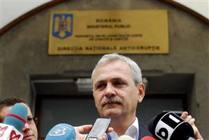 Liviu Dragnea a părăsit sediul DNA. Liderul PSD, întâmpinat la sosire în aplauzele colegilor şi ale susţinătorilor