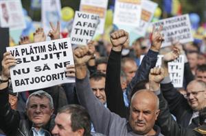 „Boc a scăzut salariile bugetarilor cu 25%, Tudose le scade la privaţi cu 17%”