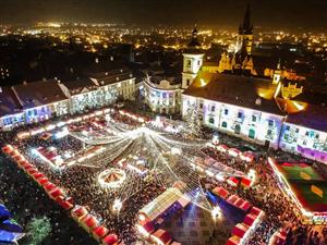 Adio, Viena! A fost inaugurat Târgul de Crăciun din Sibiu. Proiecţie grandioasă de lumini FOTO/VIDEO