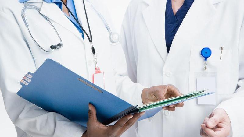 Medicii ar putea fi obligaţi să facă 48 de ore de gardă pe săptămână / Sindicalişti: Este o propunere aberantă