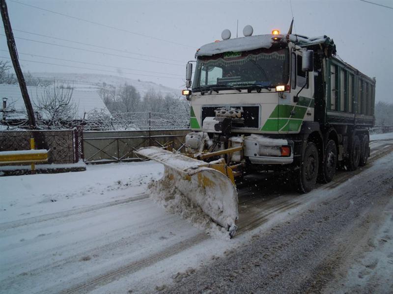 Nu sunt drumuri blocate în Cluj după ninsoarea de luni noaptea 