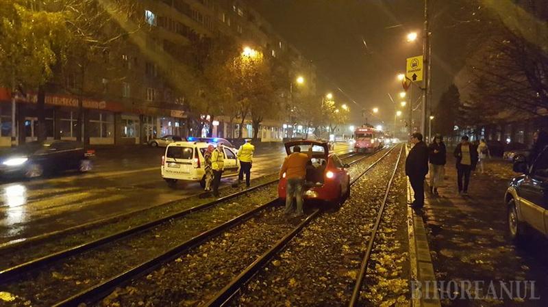 O şoferiţă clujeană a mers ca tramvaiul. 50 de metri pe şine