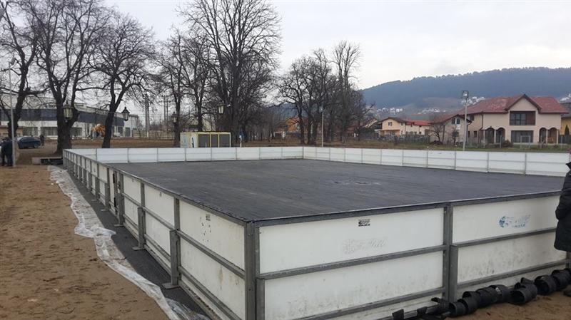 A început amenajarea Târgului de Crăciun din Floreşti. Va avea patinoar cu nocturnă FOTO