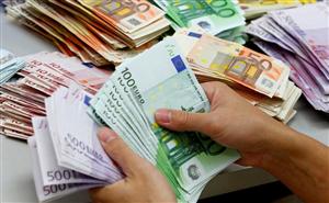 Analist: Euro ar putea trece de 4,7 lei până la Crăciun „dacă vor continua surprizele politice”